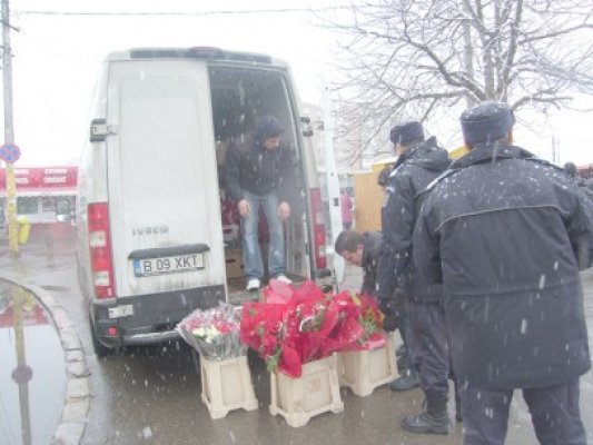 Florăresele, să facă stop cardiac pe 8 Martie: Poliţia le-a confiscat marfa!